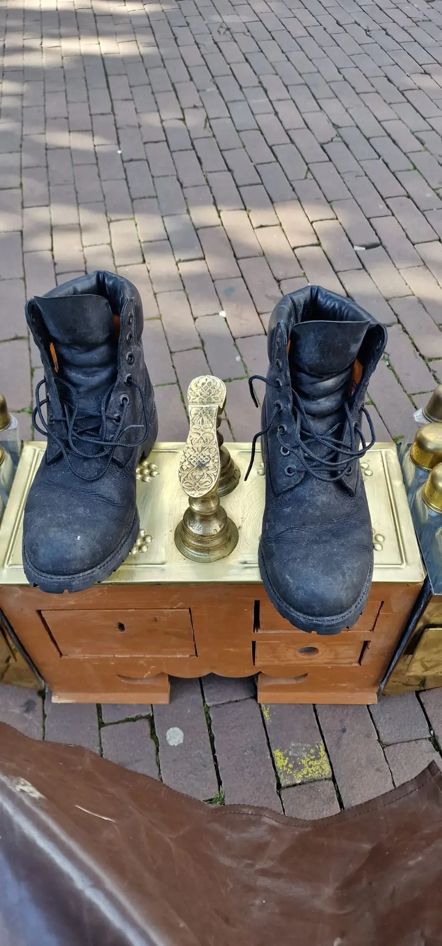 Een paar schoenen op de ambachtelijke schoenpoetsbox